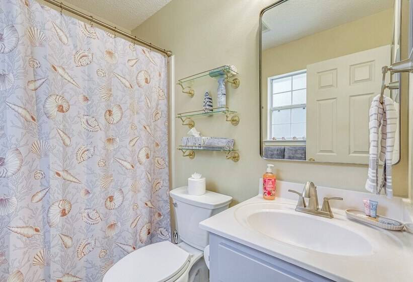 Navarre Home W/ Palm Tree Views ~ 4 Mi To Beach!