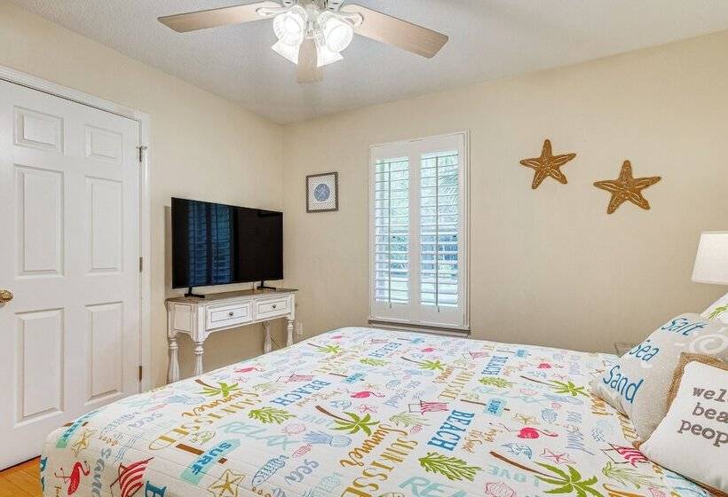 Navarre Home W/ Palm Tree Views ~ 4 Mi To Beach!