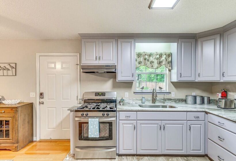 Navarre Home W/ Palm Tree Views ~ 4 Mi To Beach!