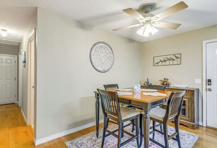 Navarre Home W/ Palm Tree Views ~ 4 Mi To Beach!