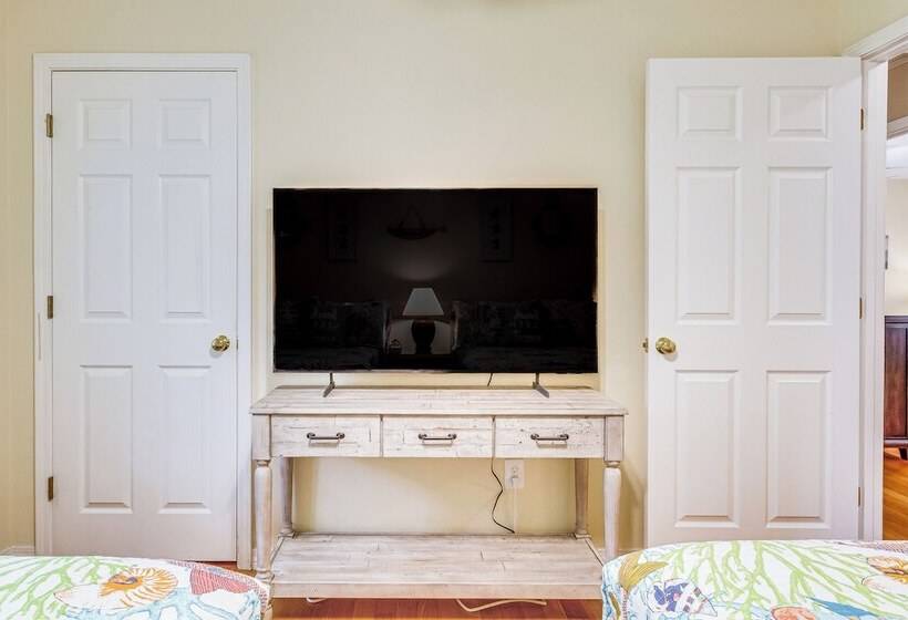 Navarre Home W/ Palm Tree Views ~ 4 Mi To Beach!