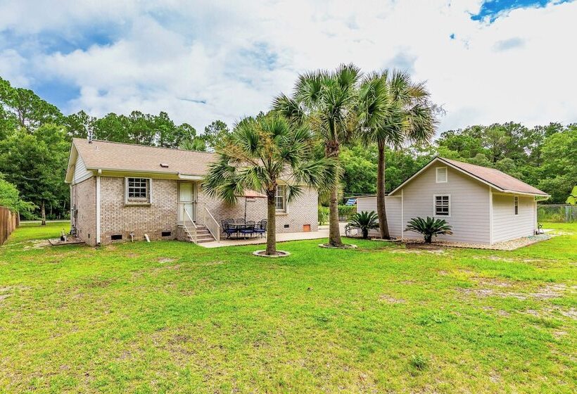 Navarre Home W/ Palm Tree Views ~ 4 Mi To Beach!