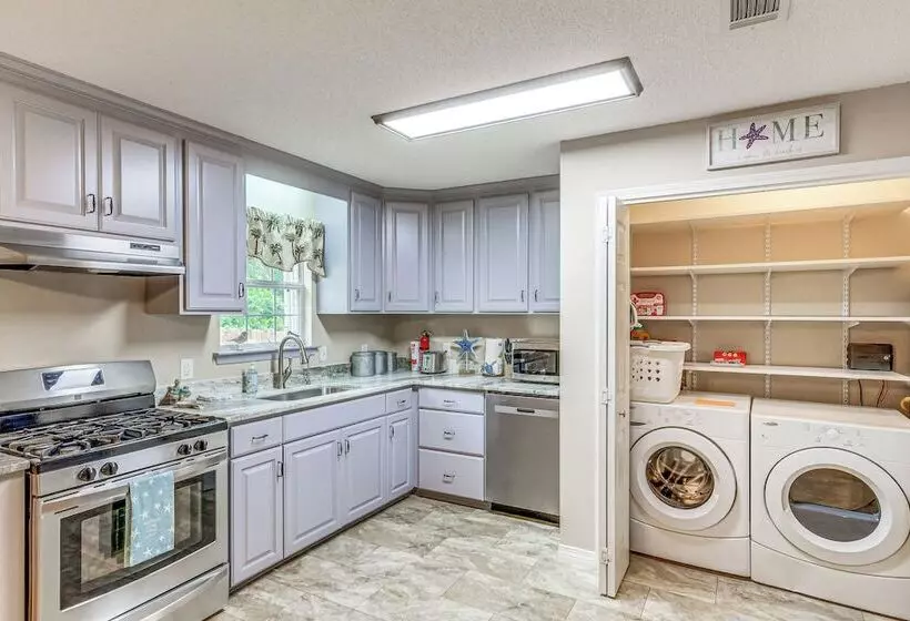 Navarre Home W/ Palm Tree Views ~ 4 Mi To Beach!