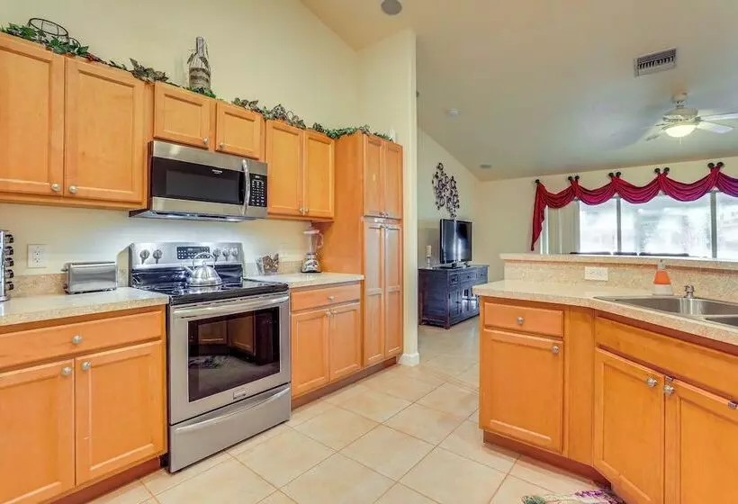 3 Mi To Aquatic Center: Family Home In North Port!