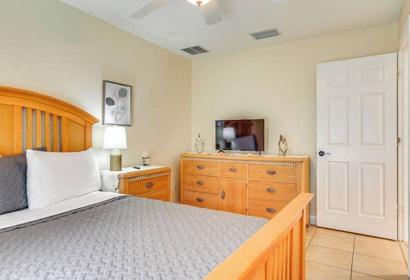 3 Mi To Aquatic Center: Family Home In North Port!