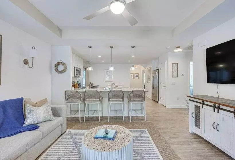 Oak Island Home W/ Screened Porch: Walk To Beach!