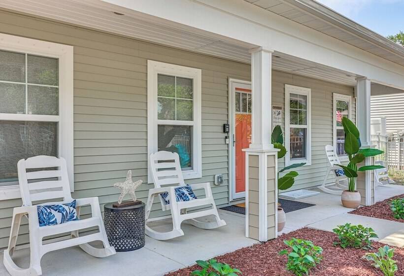 Oak Island Home W/ Screened Porch: Walk To Beach!