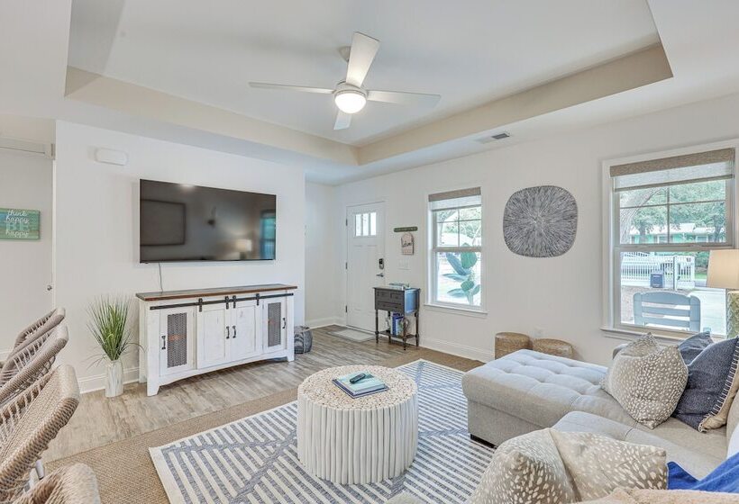 Oak Island Home W/ Screened Porch: Walk To Beach!