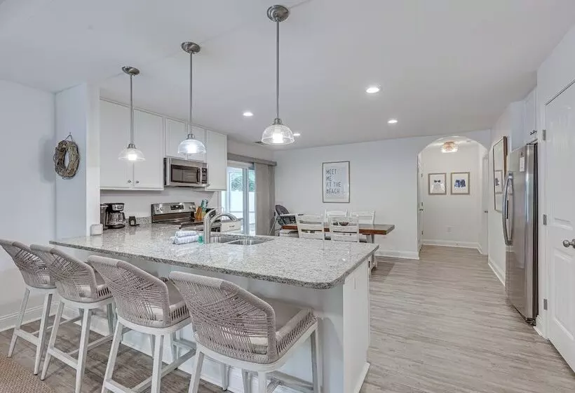 Oak Island Home W/ Screened Porch: Walk To Beach!
