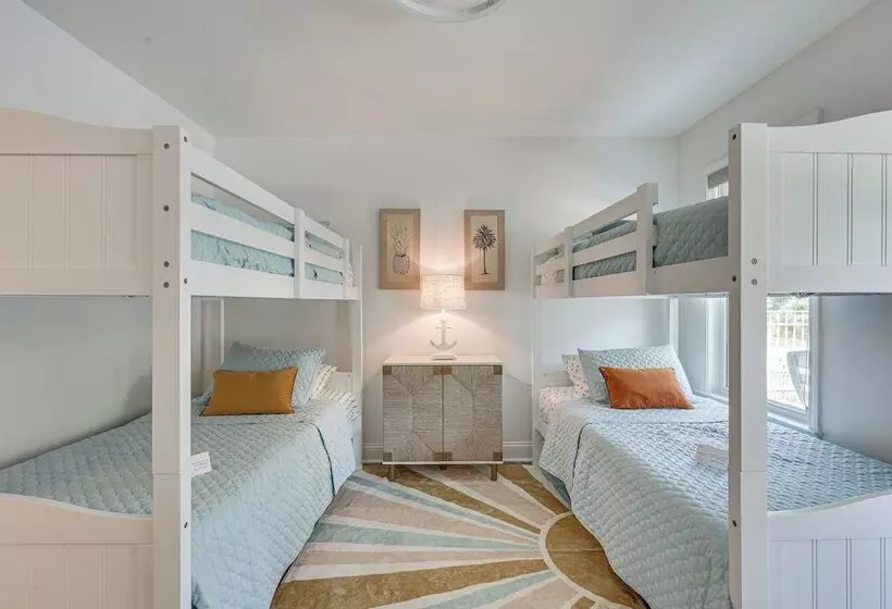 Oak Island Home W/ Screened Porch: Walk To Beach!