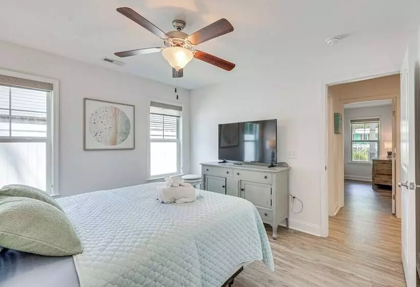 Oak Island Home W/ Screened Porch: Walk To Beach!