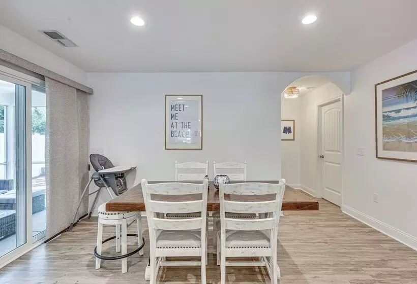 Oak Island Home W/ Screened Porch: Walk To Beach!