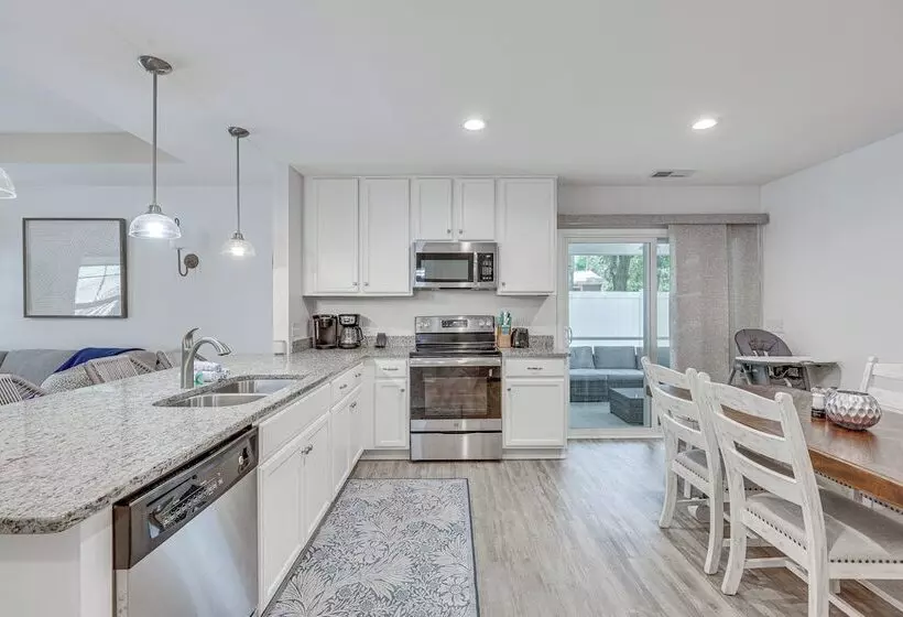 Oak Island Home W/ Screened Porch: Walk To Beach!