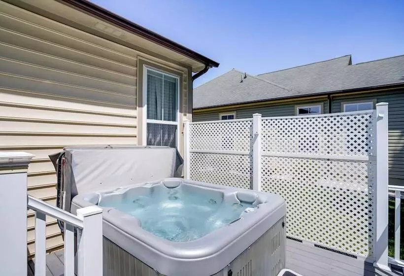 Ocean View Home: Deck, Hot Tub & Resort Amenities!