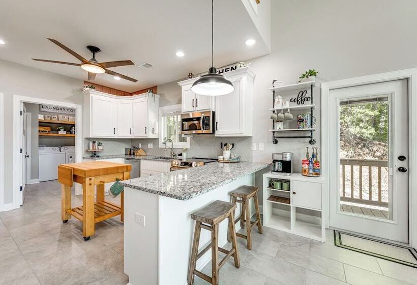 Brand New Perry House W/ Kayaks & Lake Access