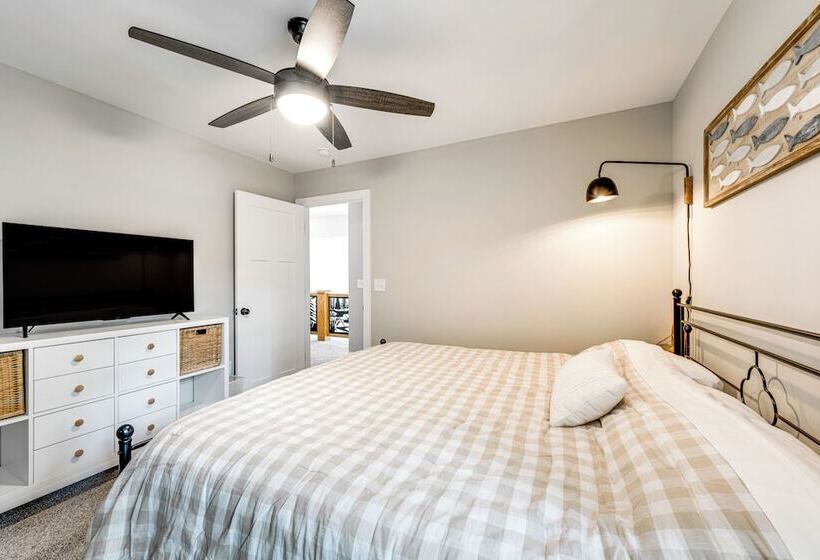 Brand New Perry House W/ Kayaks & Lake Access