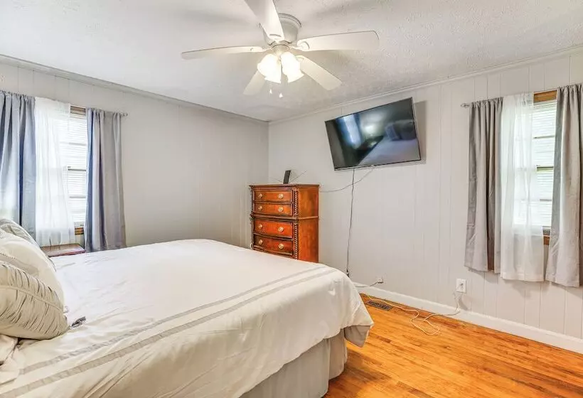 Cozy Mullins Retreat W/ Backyard & Covered Porch!