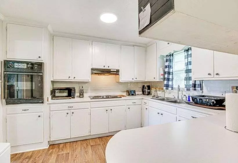 Cozy Mullins Retreat W/ Backyard & Covered Porch!