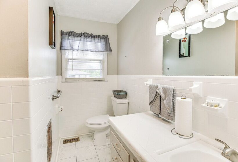 Cozy Mullins Retreat W/ Backyard & Covered Porch!