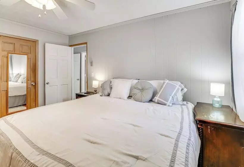 Cozy Mullins Retreat W/ Backyard & Covered Porch!