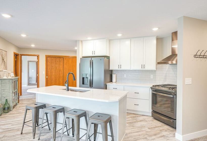 Family Friendly Lakeview Cottage W/ Deck & View