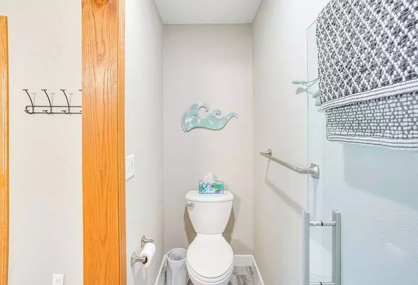 Family Friendly Lakeview Cottage W/ Deck & View