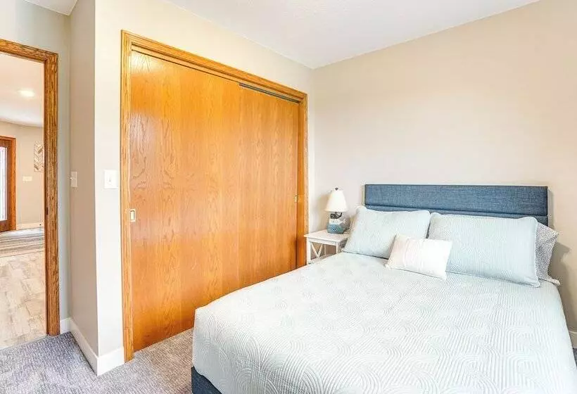 Family Friendly Lakeview Cottage W/ Deck & View