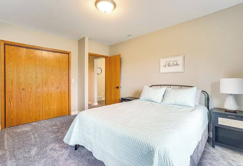 Family Friendly Lakeview Cottage W/ Deck & View