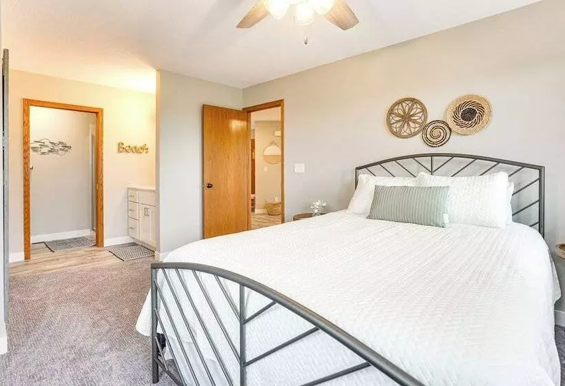 Family Friendly Lakeview Cottage W/ Deck & View