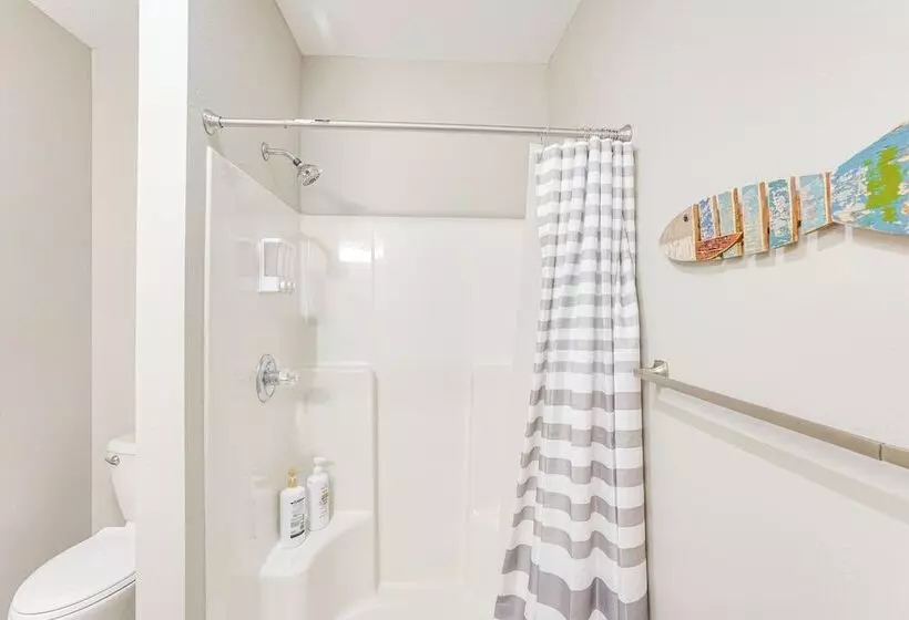 Family Friendly Lakeview Cottage W/ Deck & View