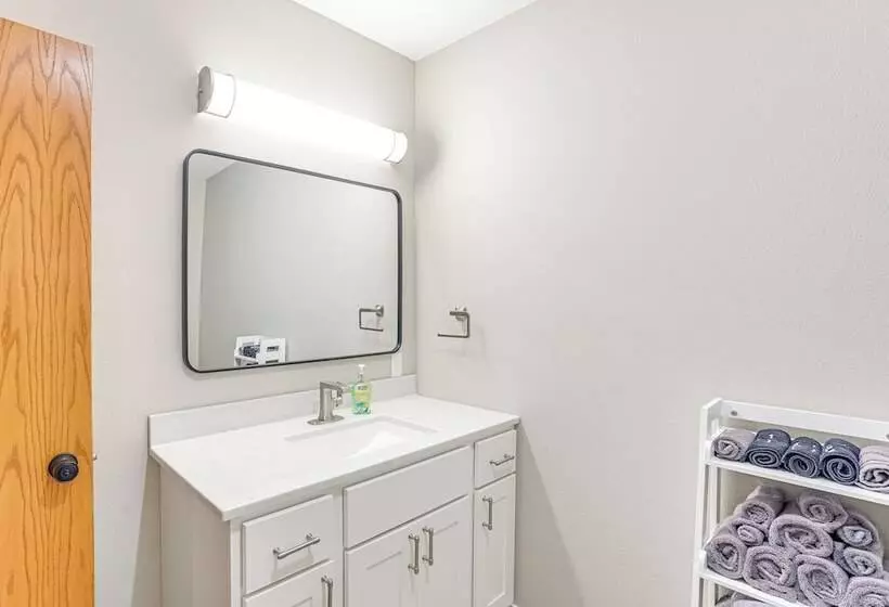 Family Friendly Lakeview Cottage W/ Deck & View