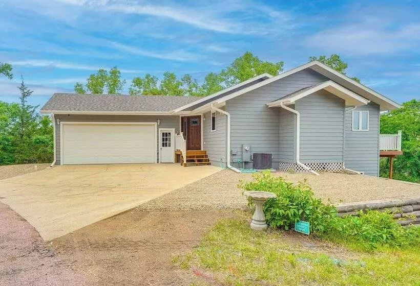 Family Friendly Lakeview Cottage W/ Deck & View