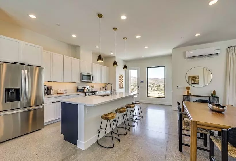 ~ 10 Mi To Joshua Tree: Luxe Yucca Valley Home