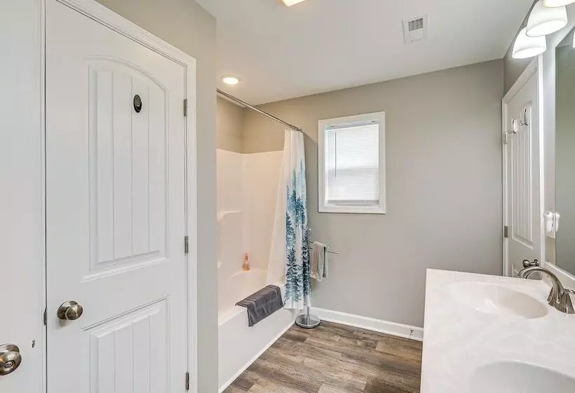 Milford Home W/ Private Pool: 12 Mi To Beaches!