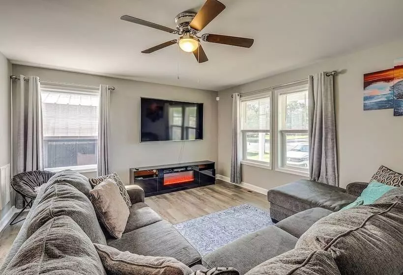 Milford Home W/ Private Pool: 12 Mi To Beaches!