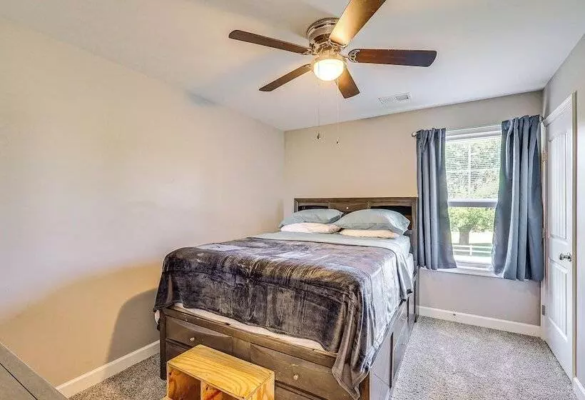 Milford Home W/ Private Pool: 12 Mi To Beaches!