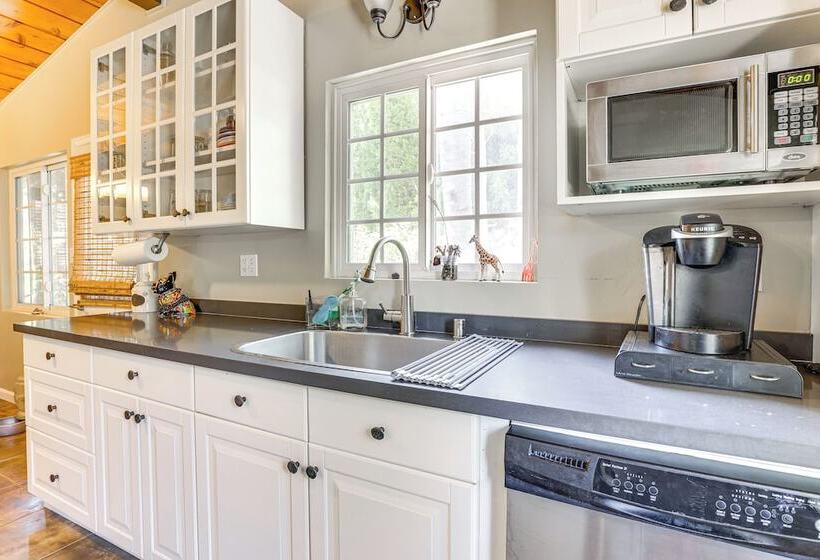 Peaceful Vista House W/ Gas Grill: 1 Mi To Dtwn!