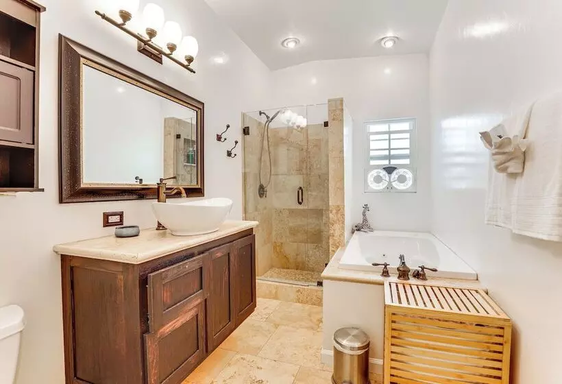 Peaceful Vista House W/ Gas Grill: 1 Mi To Dtwn!