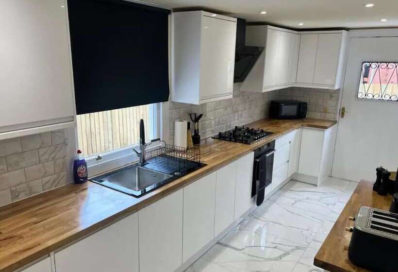 דירת נופש Glasgow Central Paradise   Spacious 3  Bed House