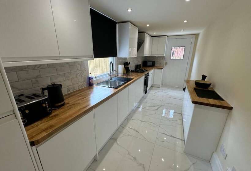 דירת נופש Glasgow Central Paradise   Spacious 3  Bed House