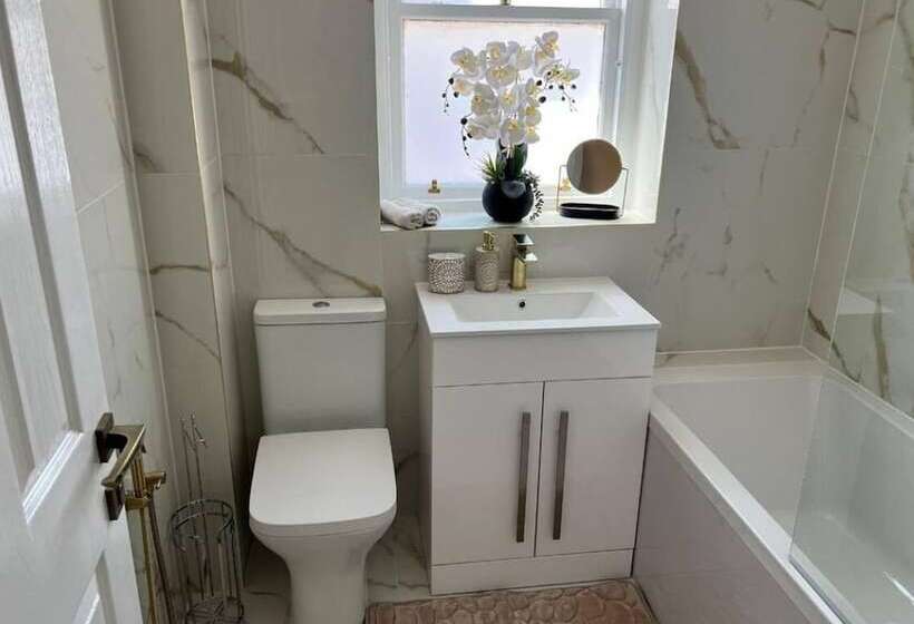 דירת נופש Glasgow Central Paradise   Spacious 3  Bed House