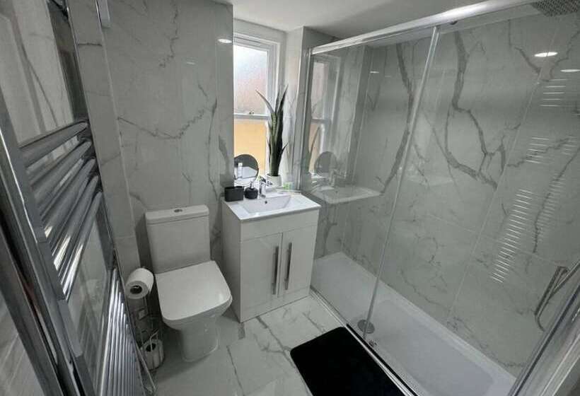 דירת נופש Glasgow Central Paradise   Spacious 3  Bed House