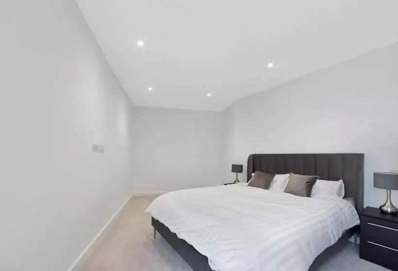 Residenssi Guest Ready   Oak Crescent City House, London, E14