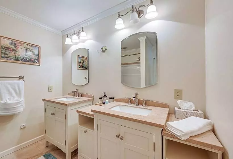 Smith Mountain Lake Cottage W/ Dock + Fire Pit!