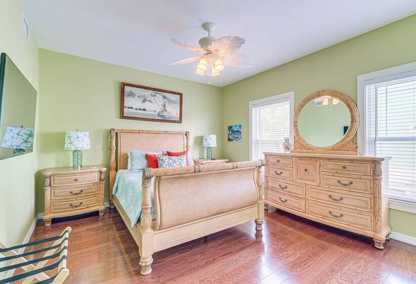 Steps To Beach: Waterfront Cedar Key Home!