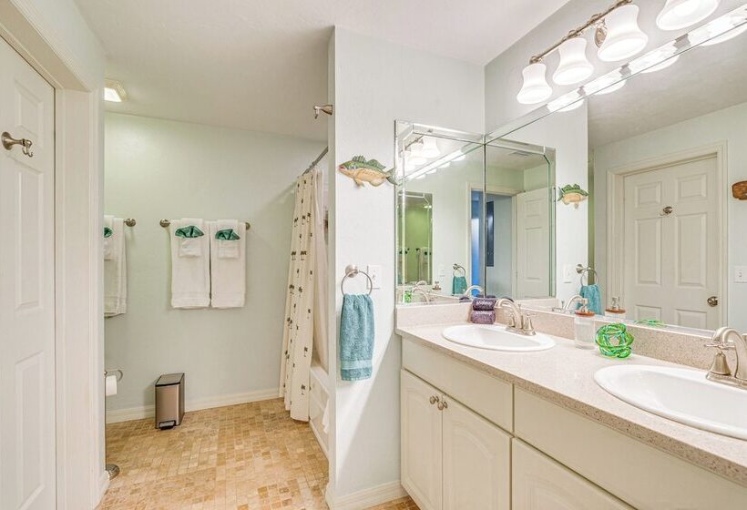 Steps To Beach: Waterfront Cedar Key Home!