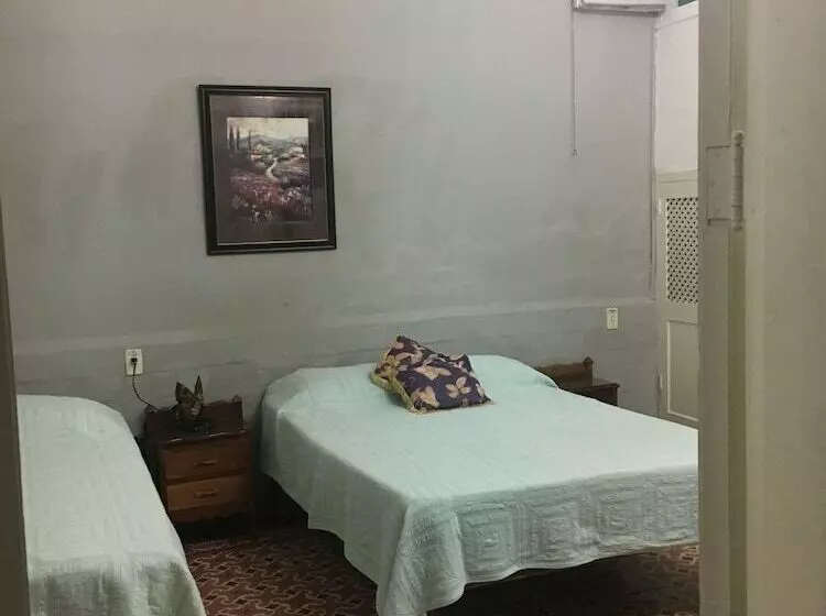 پانسیون Hostal Roberto Y Marta