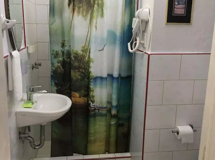 پانسیون Hostal Roberto Y Marta