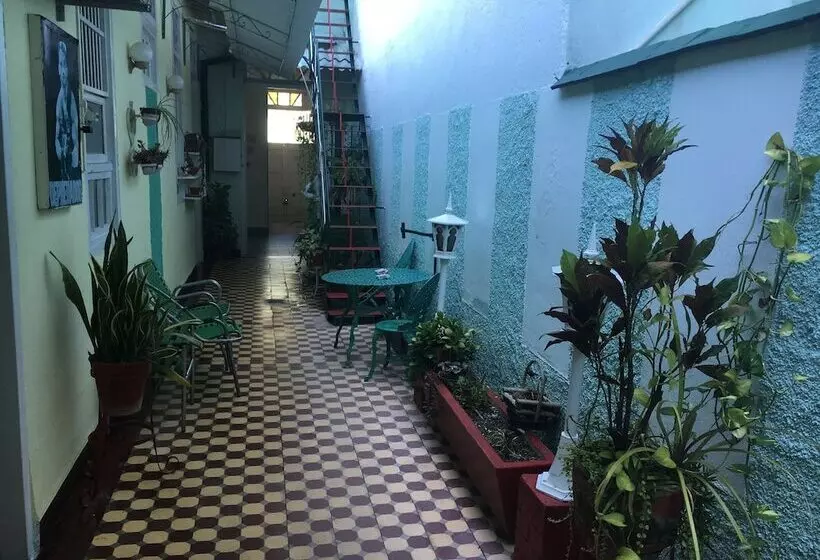 پانسیون Hostal Roberto Y Marta