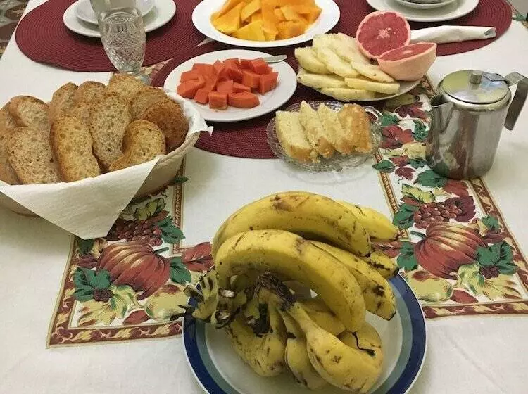 پانسیون Hostal Roberto Y Marta